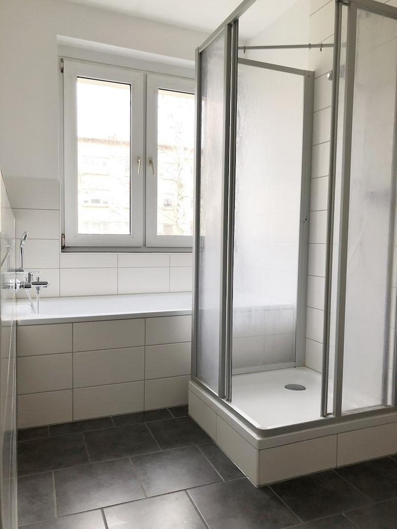 großes Bad mit Wanne und Dusche