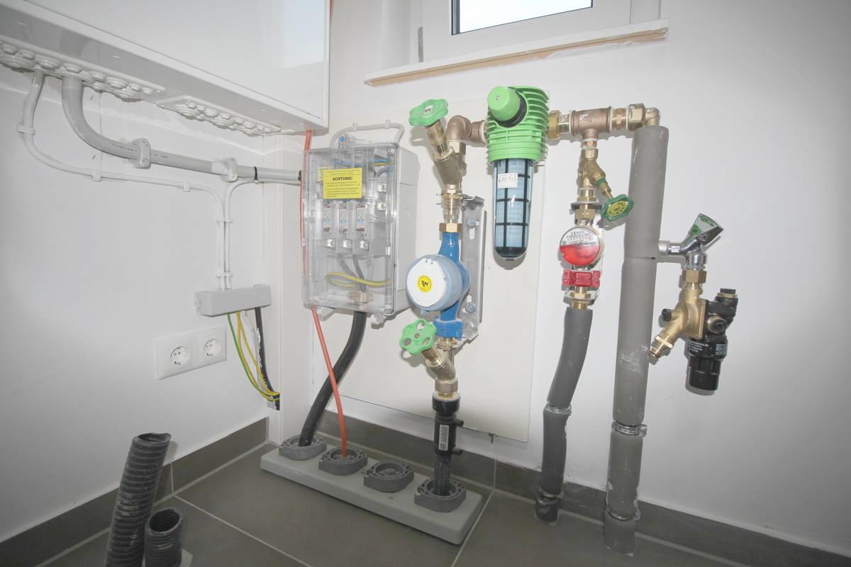 Versorgungsleitungen des Hauses im Technikraum