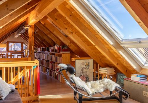 Wohnen über dem See – Charmante Maisonettewohnung mit Alpenpanorama