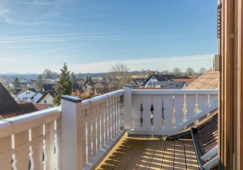 Wohnen über dem See – Charmante Maisonettewohnung mit Alpenpanorama
