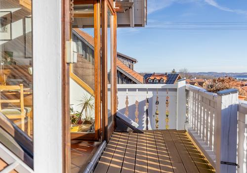 Wohnen über dem See – Charmante Maisonettewohnung mit Alpenpanorama