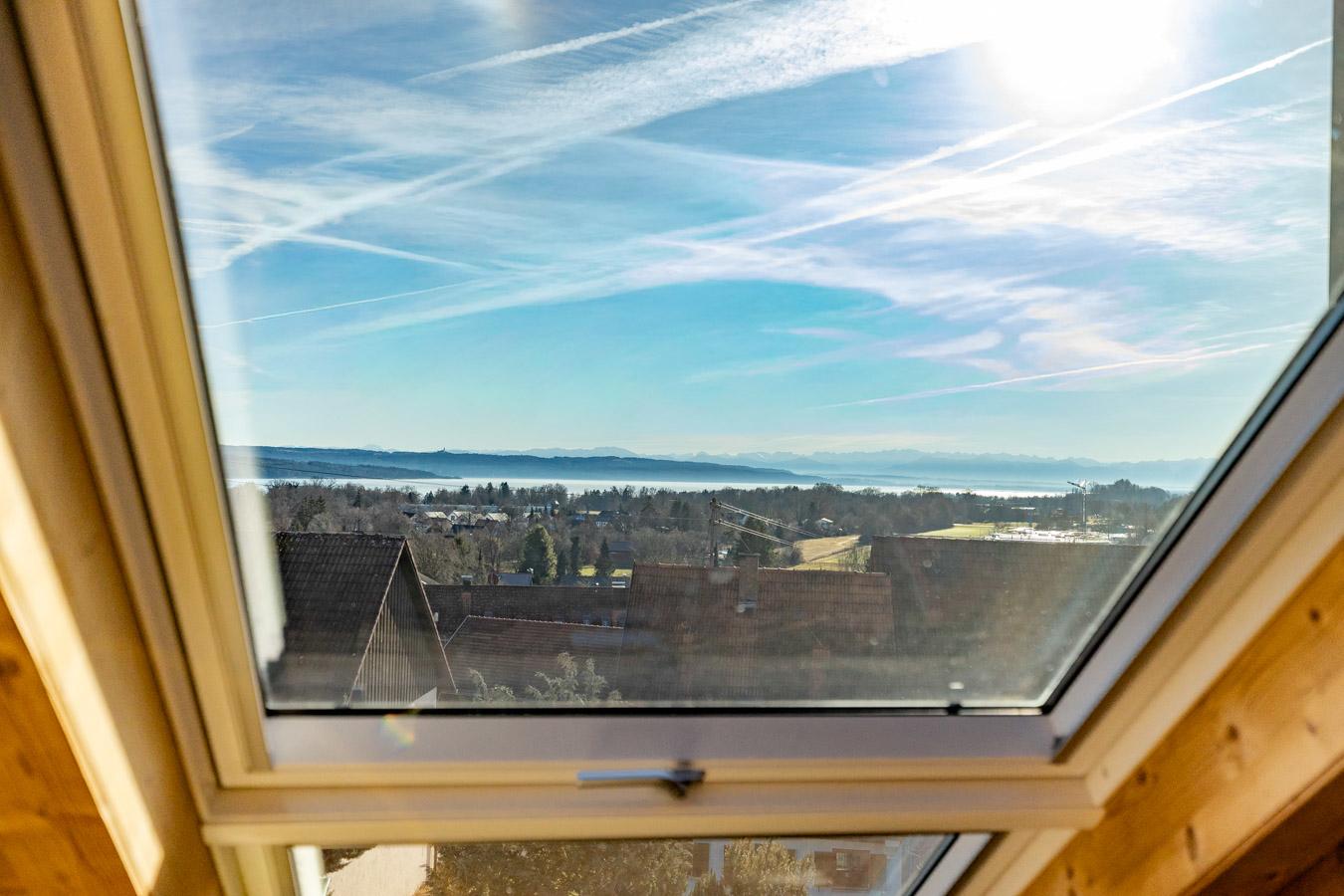 Wohnen über dem See – Charmante Maisonettewohnung mit Alpenpanorama