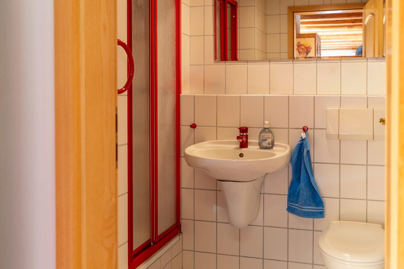 Wohnen über dem See – Charmante Maisonettewohnung mit Alpenpanorama