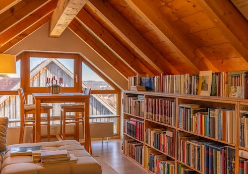 Wohnen über dem See – Charmante Maisonettewohnung mit Alpenpanorama