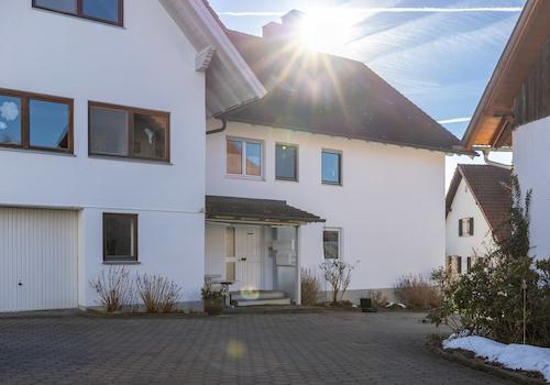 Wohnen über dem See – Charmante Maisonettewohnung mit Alpenpanorama