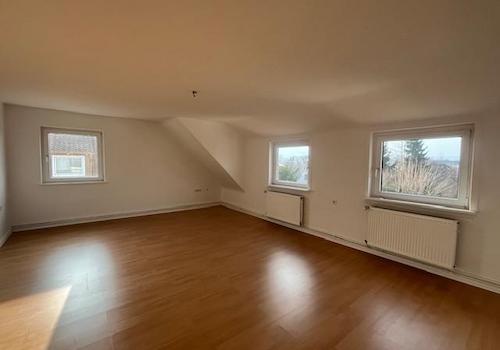Wohnzimmer mit Fensterfronten