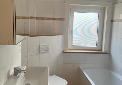 Bad mit Wanne und Fenster 