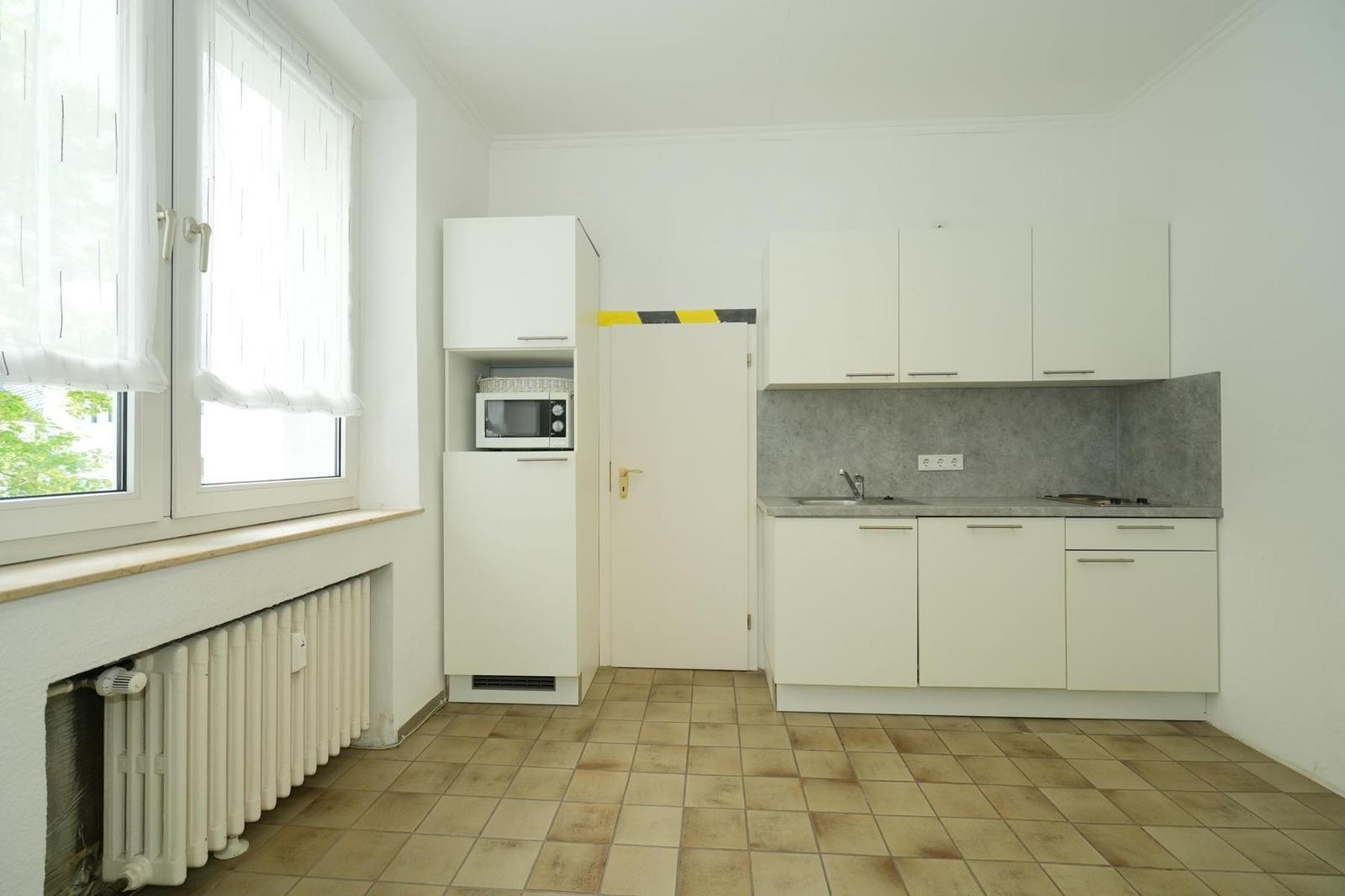 Küche mit Abstellraum