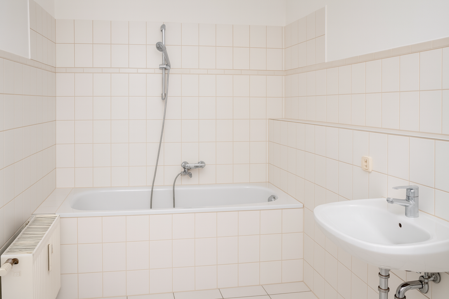 Bad mit Badewanne