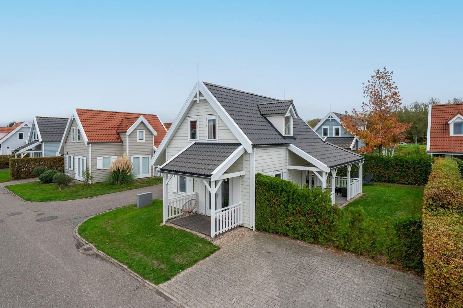 kaufen-freistehendes-ferienhaus-bruinisse-aussenansicht-garten-recreatieadviseurs-vakantiehuistekoop-nl.jpg17
