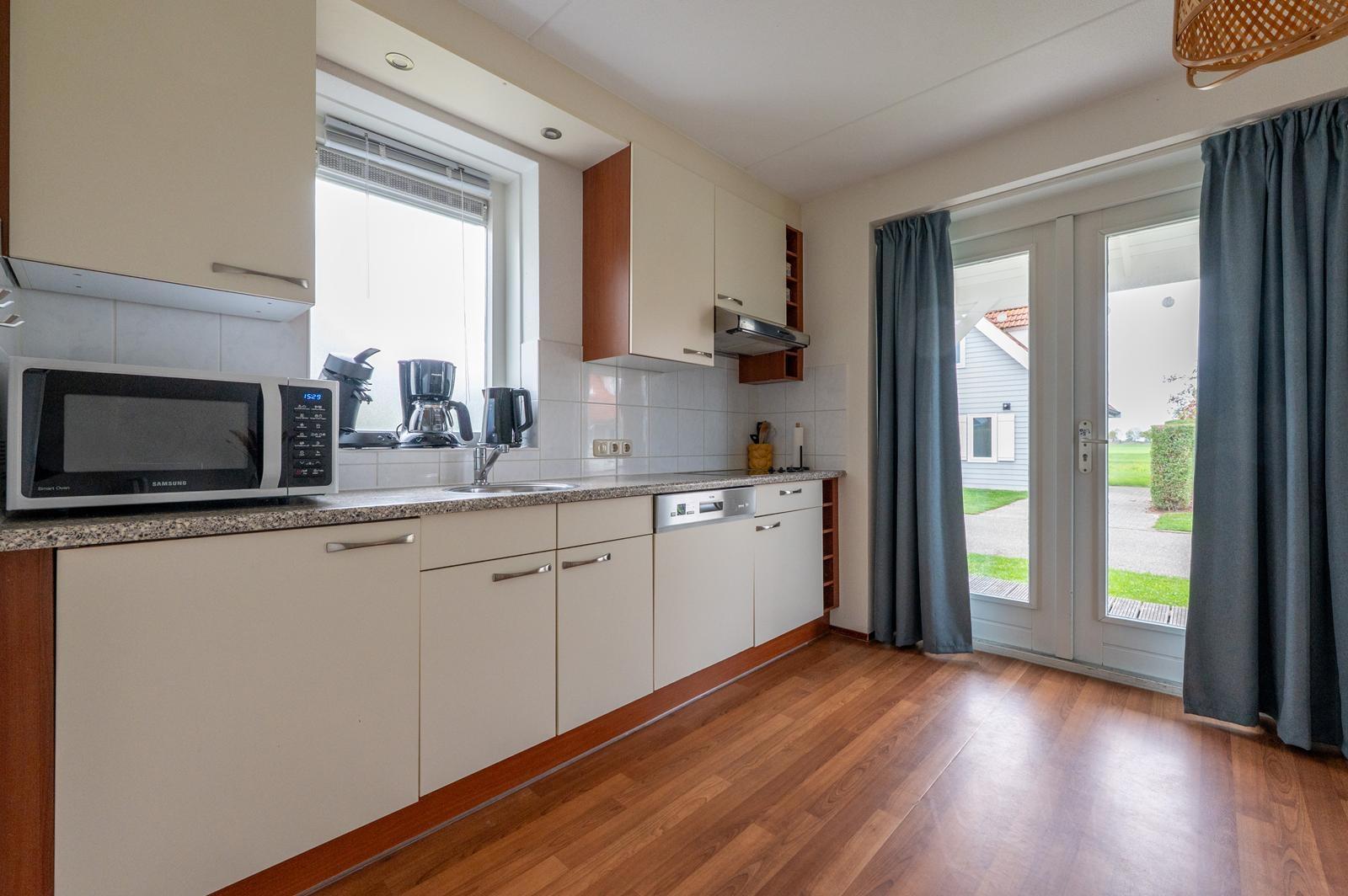 kaufen-ferienhaus-bruinisse-moderne-kueche-rendite-recreatieadviseurs.jpg