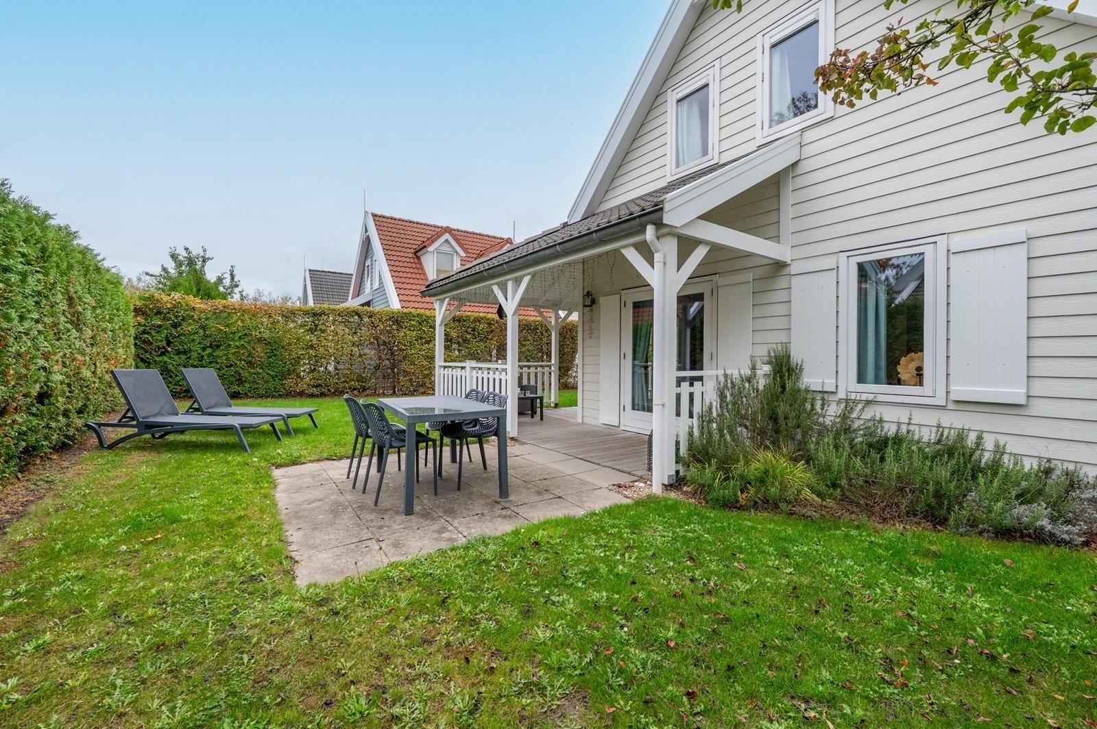 kaufen-freistehendes-ferienhaus-bruinisse-aussenansicht-garten-recreatieadviseurs-vakantiehuistekoop-nl.jpg15