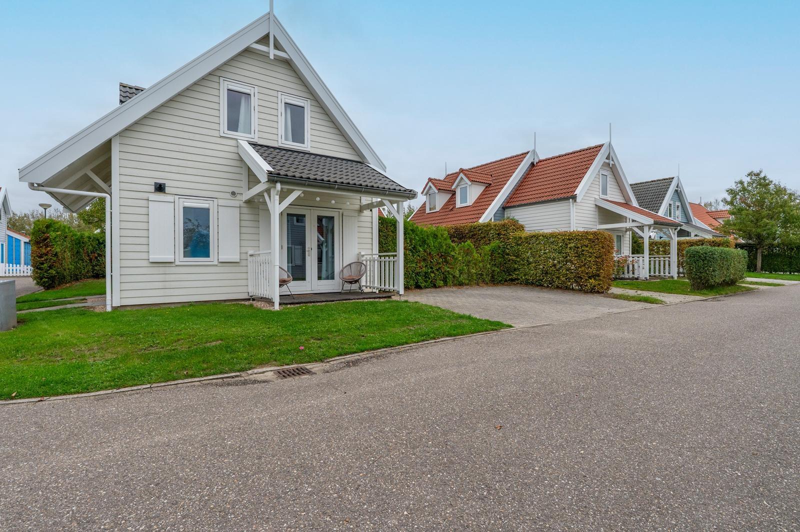 ferienhaus-kaufen-bruinisse-aussenansicht-parkplatz-recreatieadviseurs.jpg