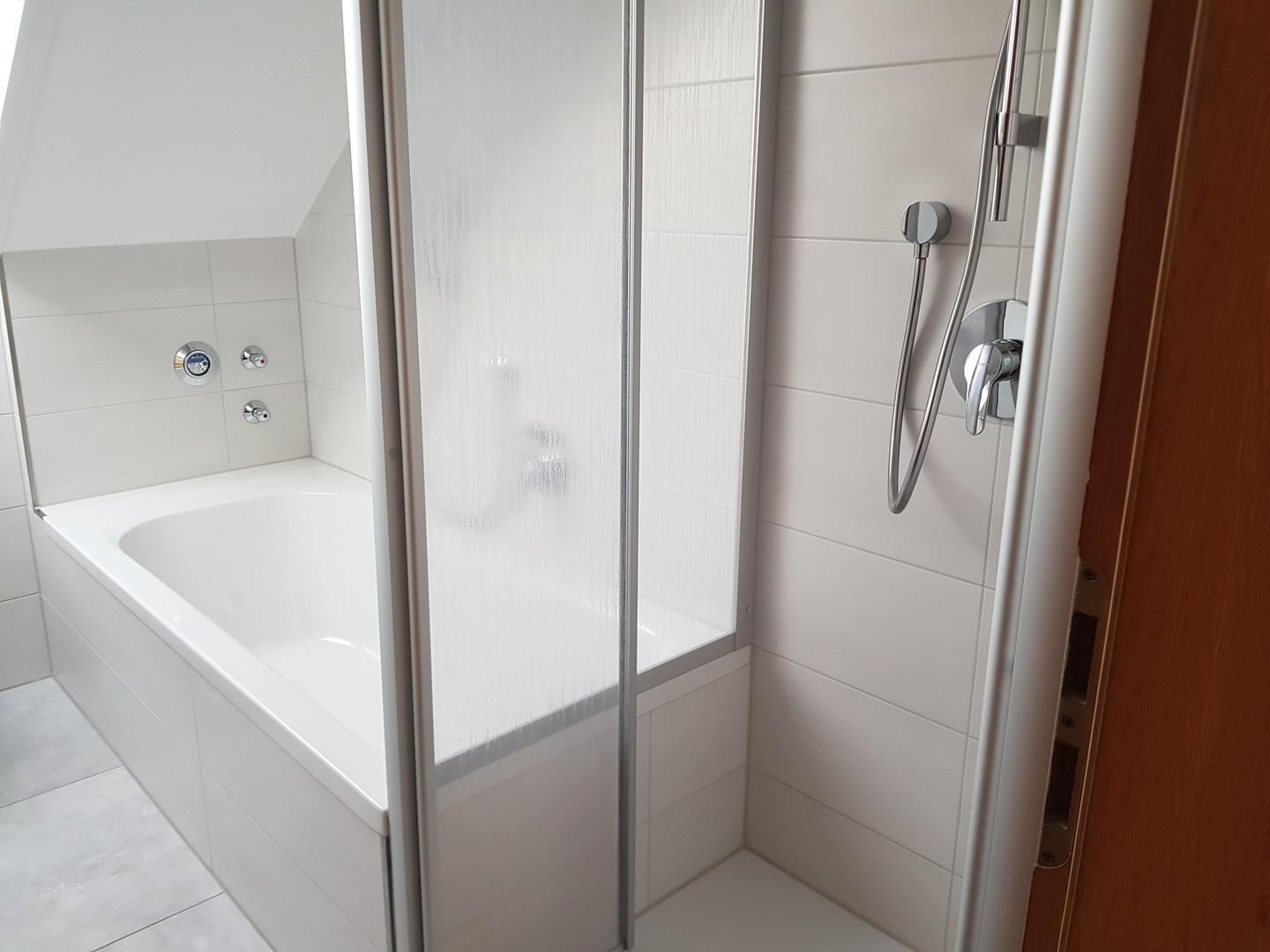 Wanne mit Dusche