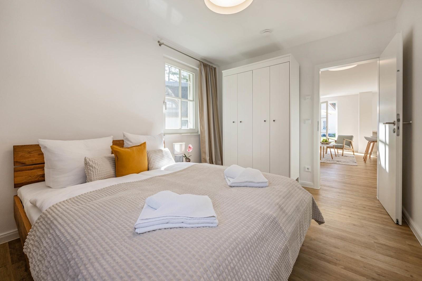 ... mit Doppelbett und großem Kleiderschrank