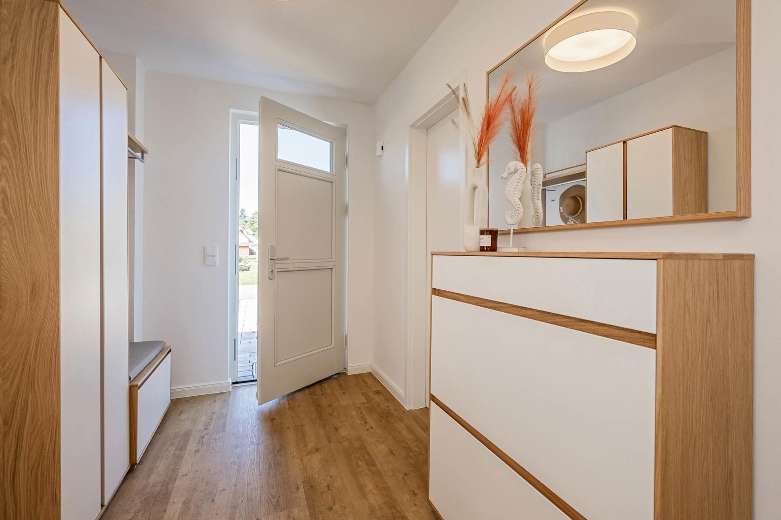 Eingangsbereich mit  Garderobe ...