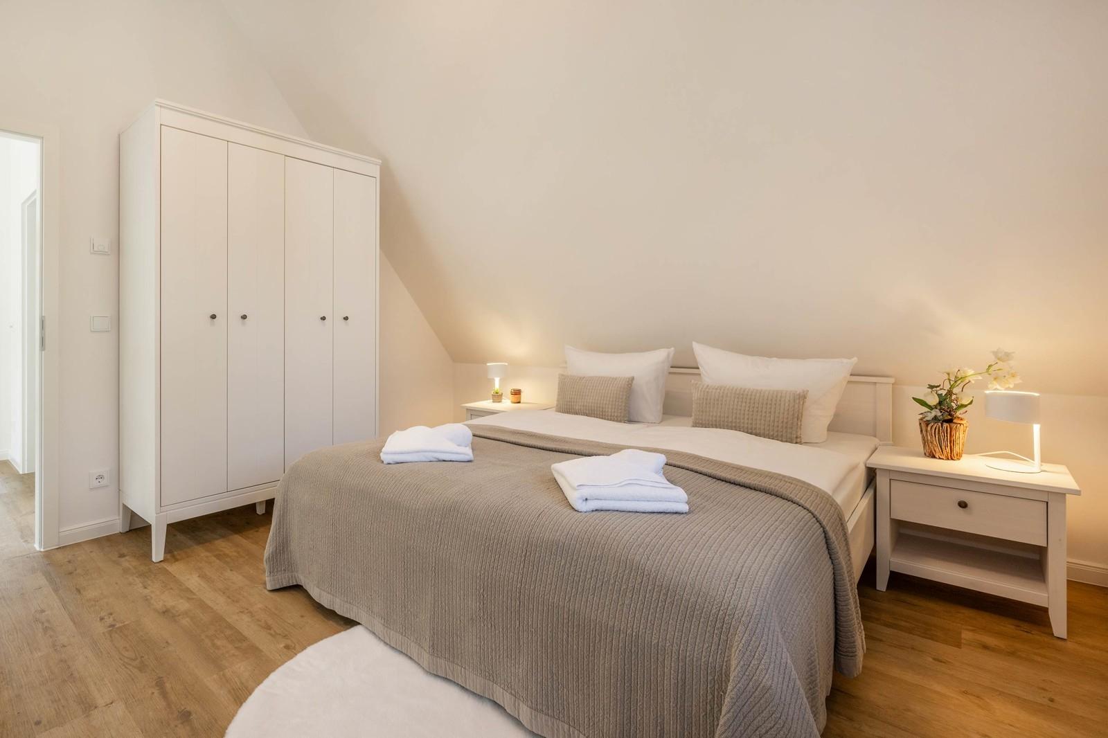 ... mit Doppelbett und großem Kleiderschrank
