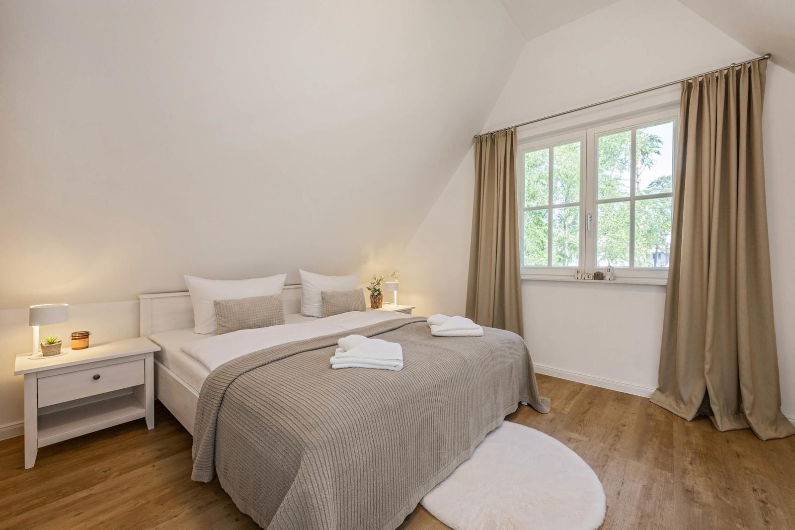 Schlafzimmer 2 in sanften Sandtönen ...