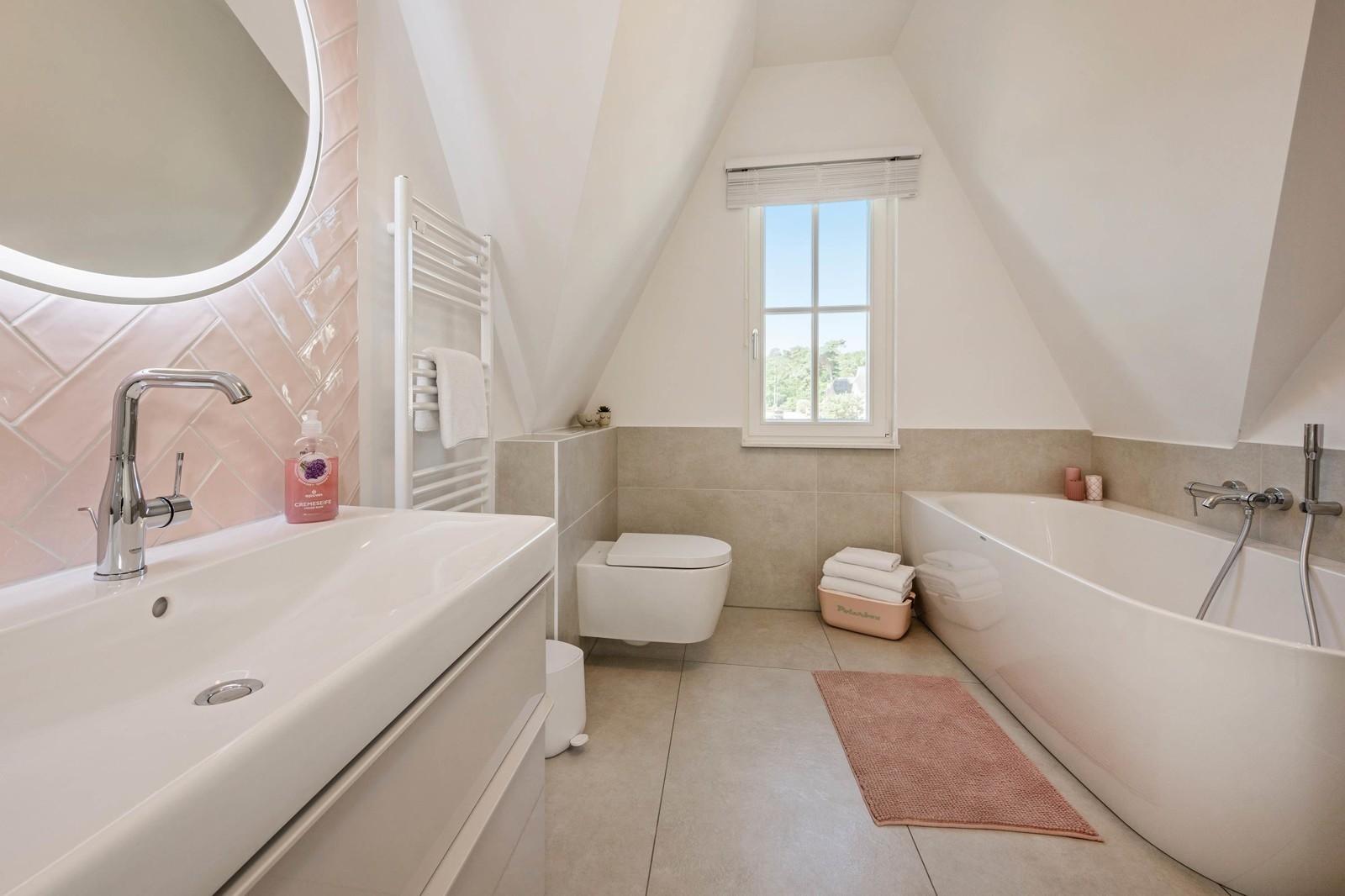 Badezimmer 2 im OG mit Badewanne ...