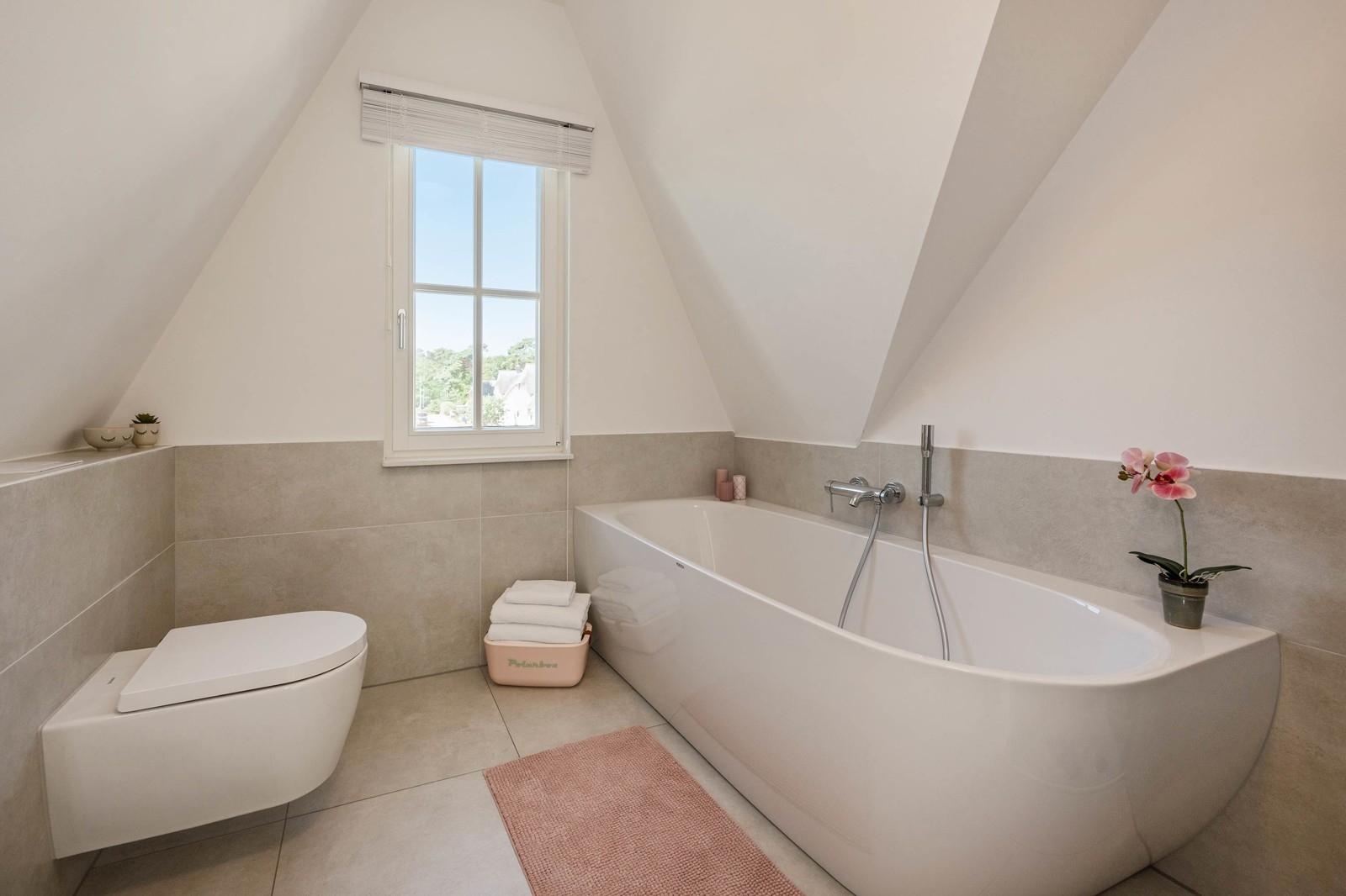 Badezimmer 2 mit hochwertigen Materialien ...
