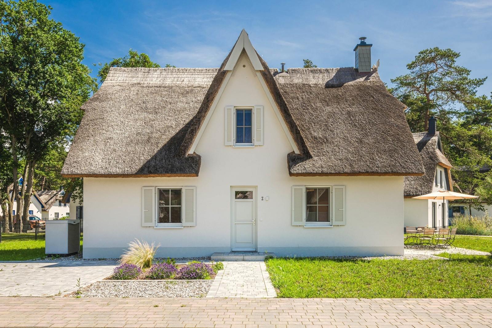 Frontansicht des Ferienhauses mit Spitzgaube ...