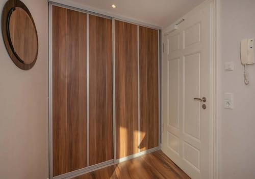 der große Einbauschrank im Eingangsbereich bietet viel Stauraum ...