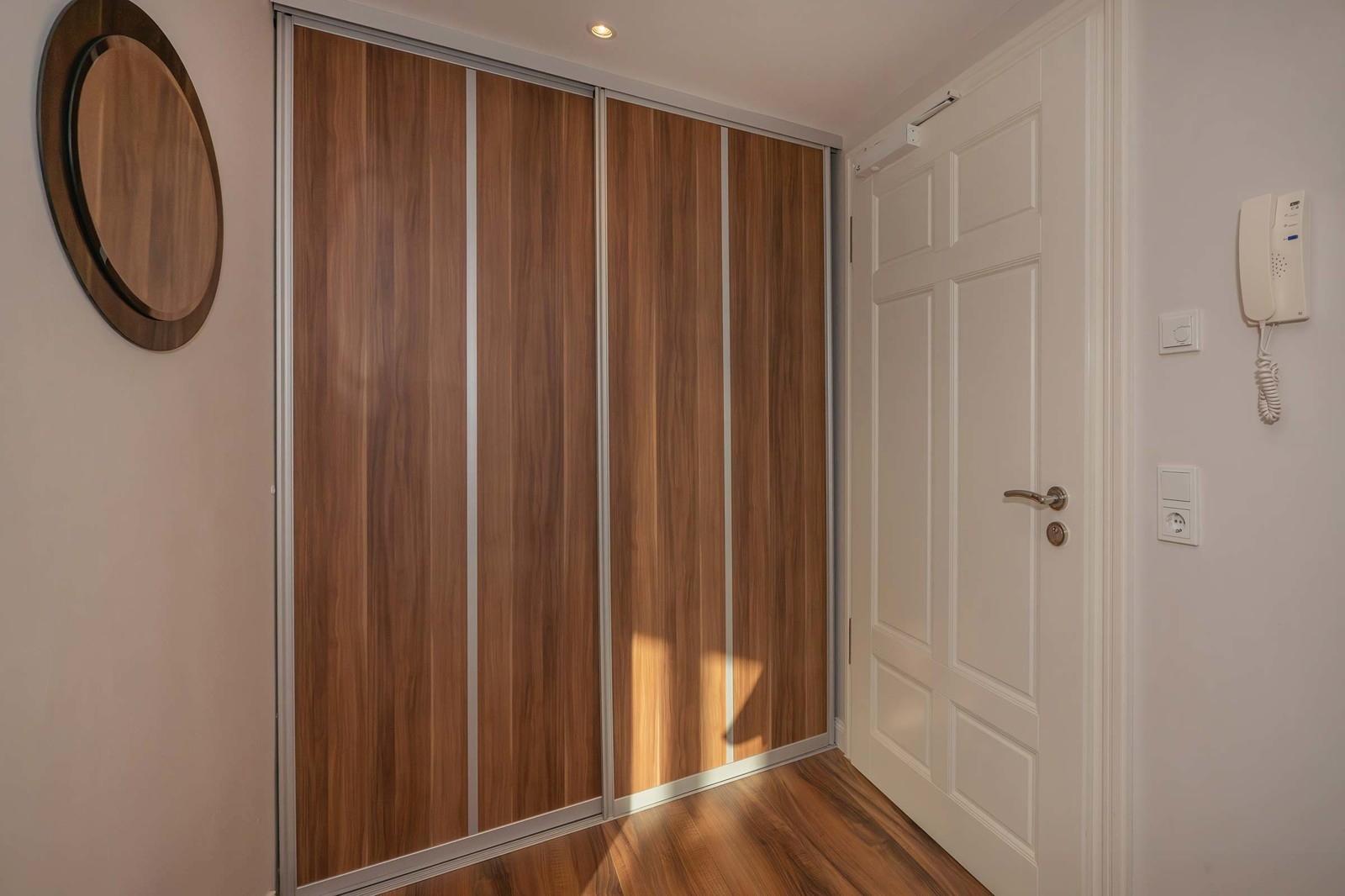 der große Einbauschrank im Eingangsbereich bietet viel Stauraum ...