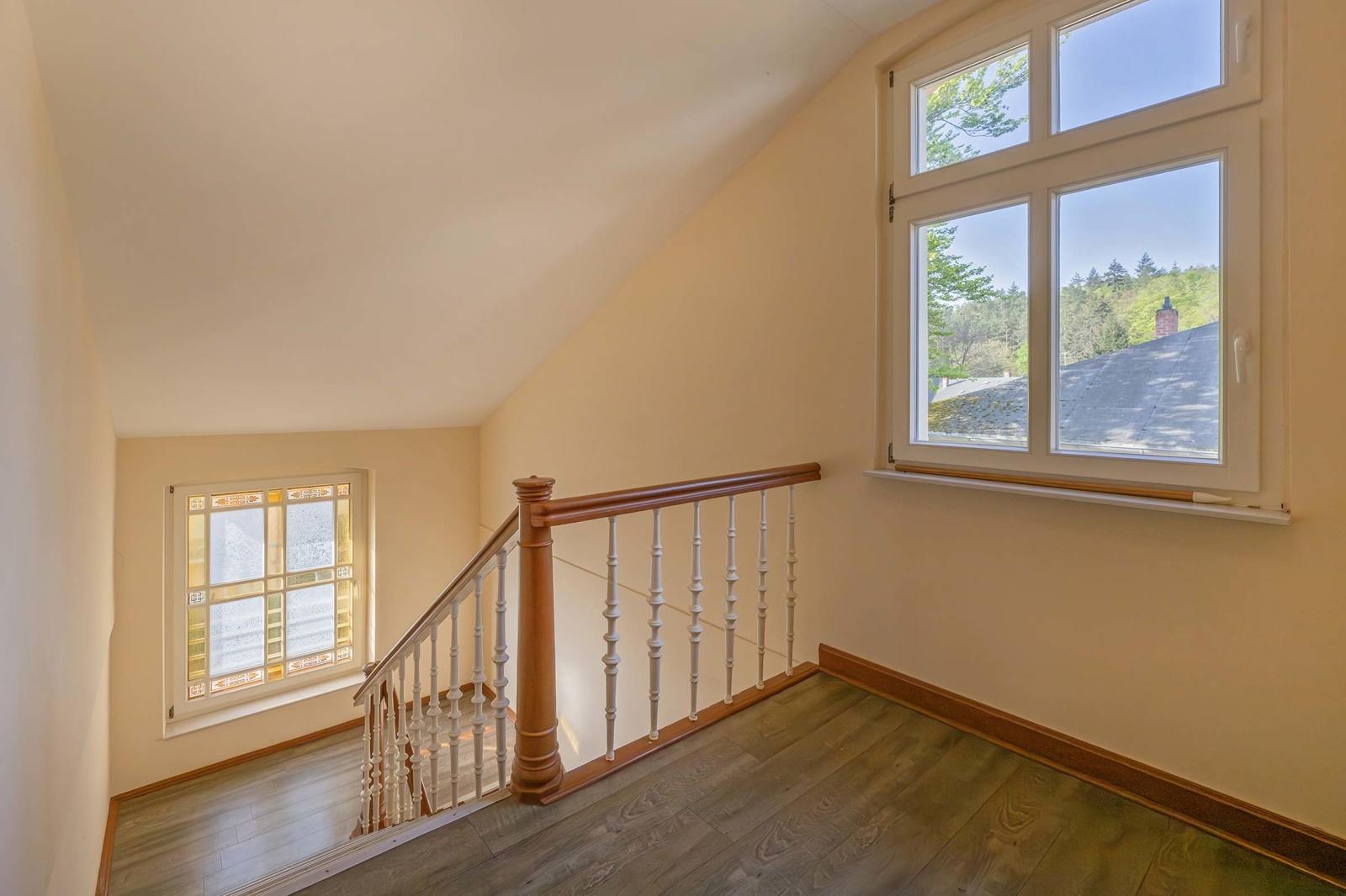 ... und das Treppenhaus der Villa punktet mit elegantem Altbau-Charme
