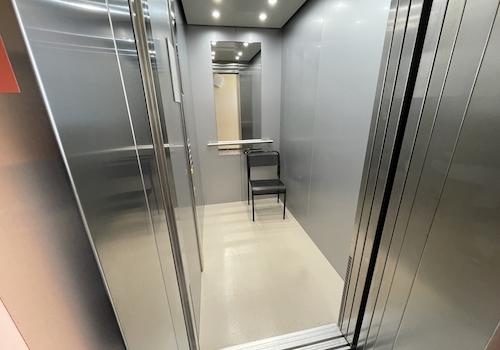 neuer Aufzug im Gebäude