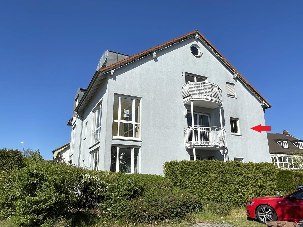 Hausansicht mit Wintergarten und Balkon im 1. OG