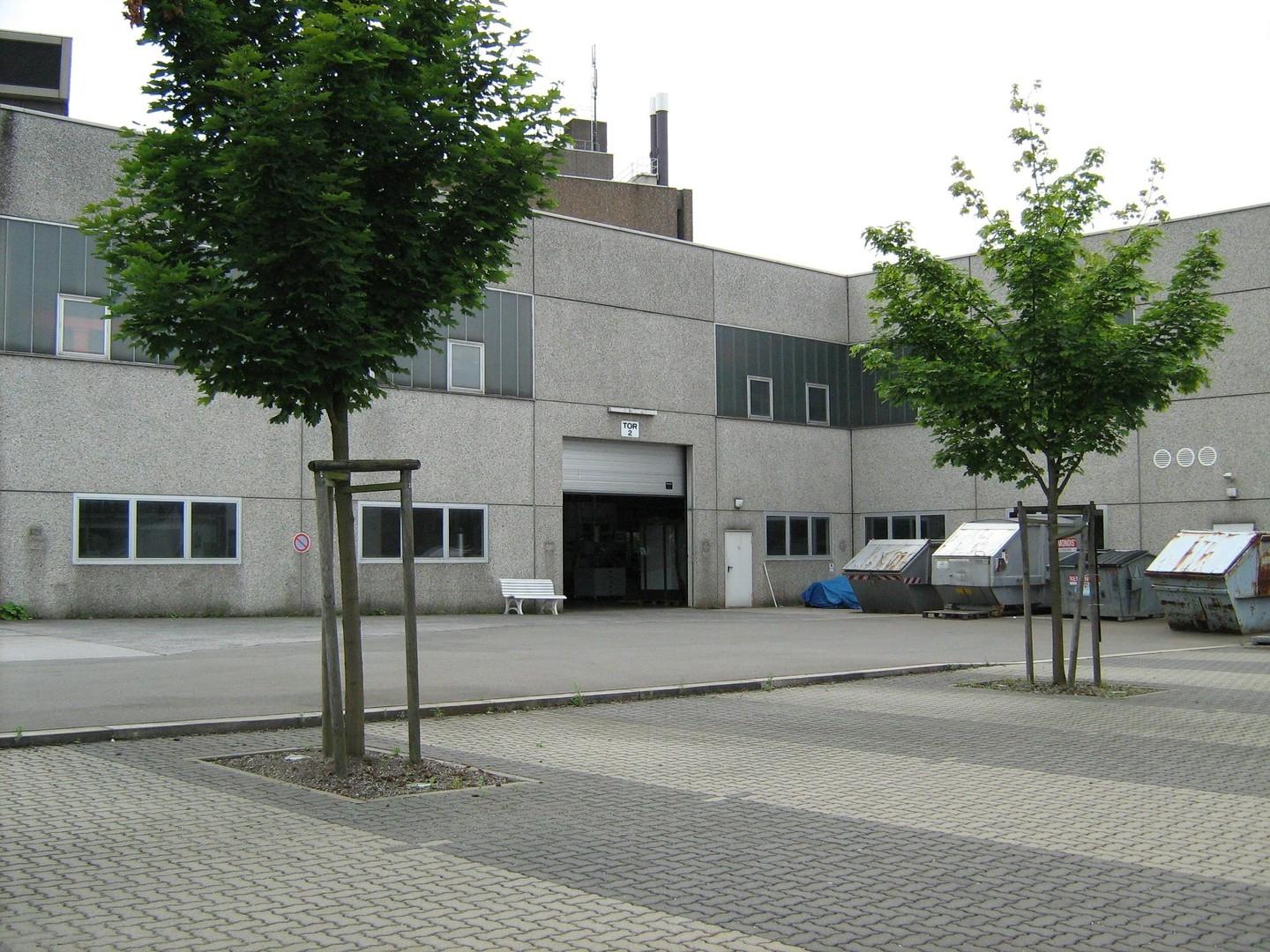 Einfahrt Halle/Hof/Stellplätze