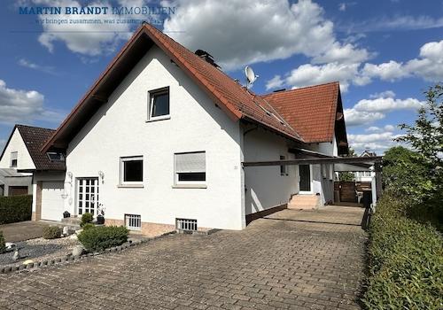 Ansicht des Hauses mit Carport