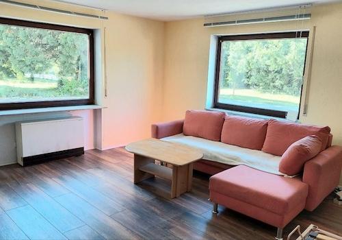 Wohnzimmer mit Blick ins Grüne