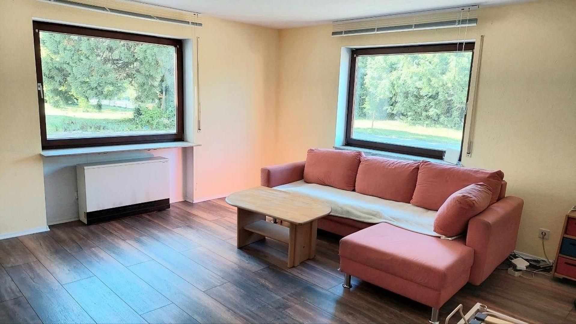 Wohnzimmer mit Blick ins Grüne