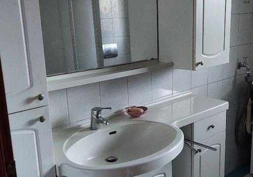 Badezimmer mit Schränken