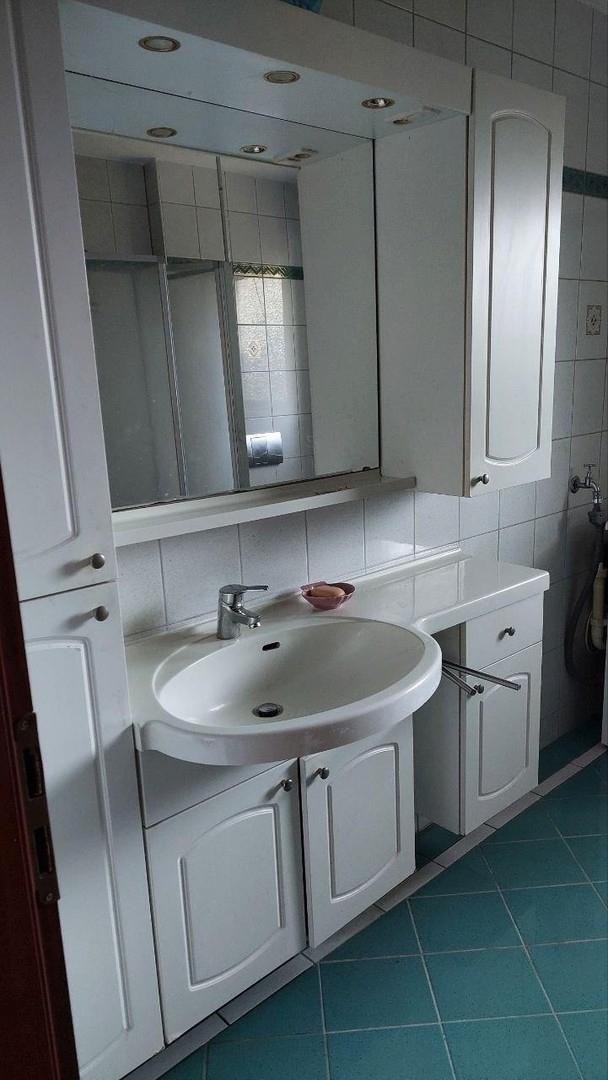 Badezimmer mit Schränken