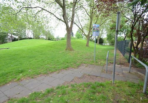 Spielplatz ein Haus weiter
