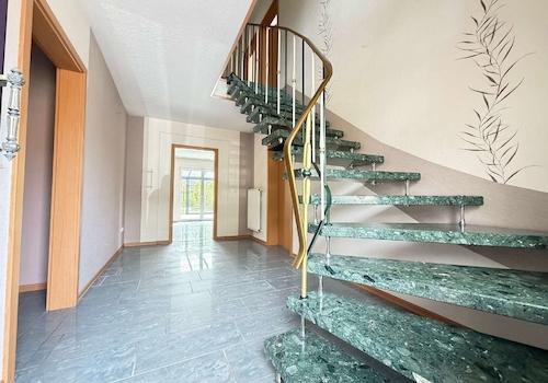 Marmortreppe zum OG