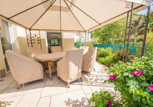 Terrasse vorn mit Bepflanzung