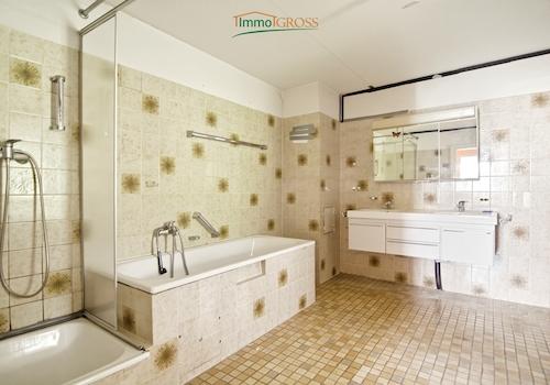 OG - Badezimmer mit Badewanne und Dusche
