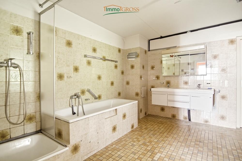 OG - Badezimmer mit Badewanne und Dusche