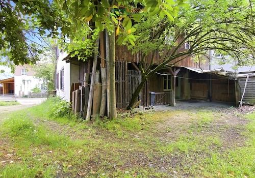 EInfahrt von der Straße zum Garten