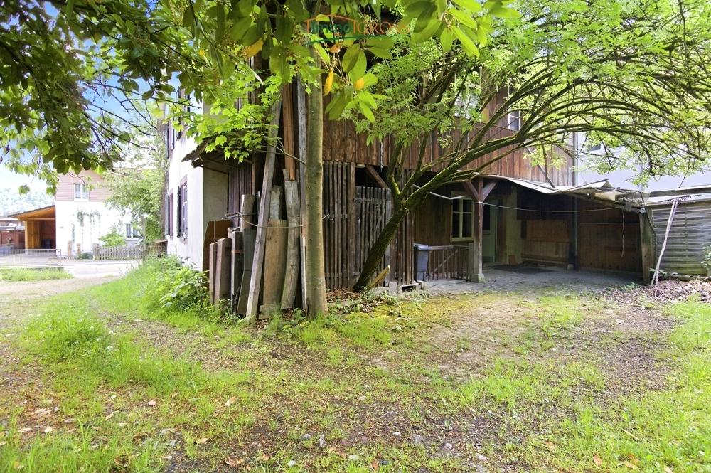 EInfahrt von der Straße zum Garten
