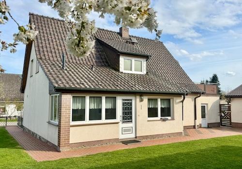 Hausansicht vom Grundstück