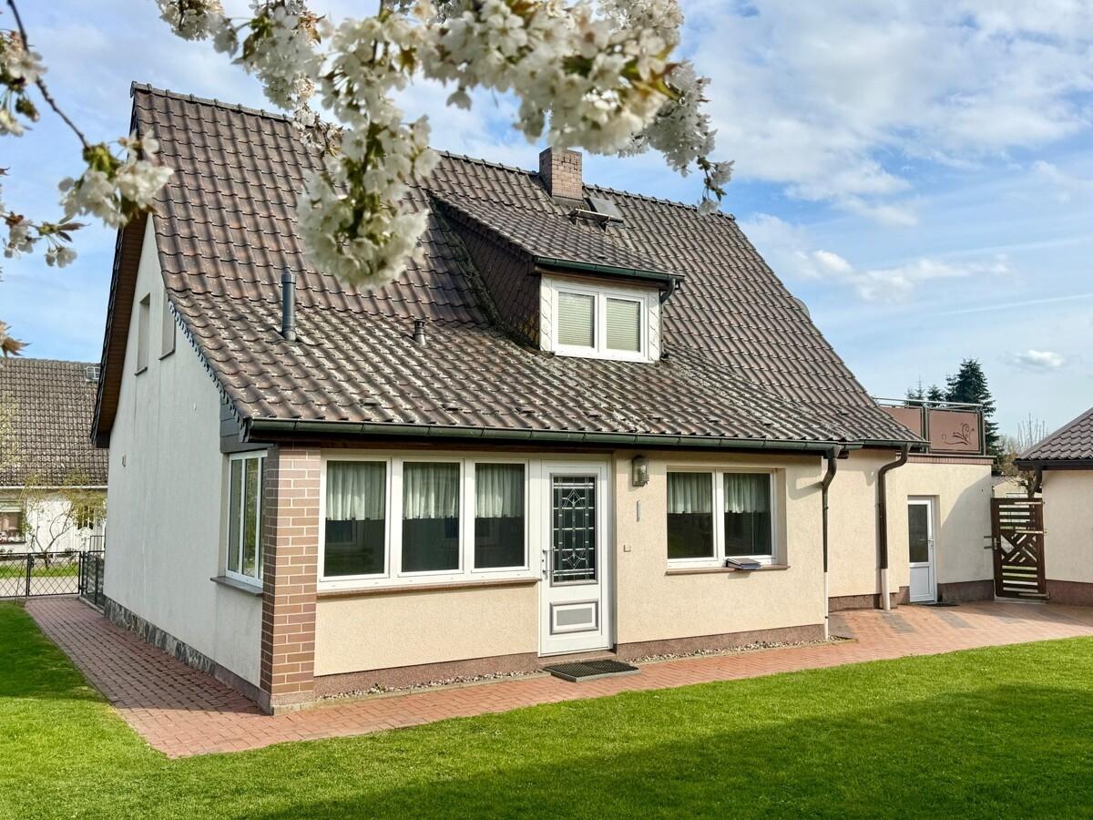 Hausansicht vom Grundstück