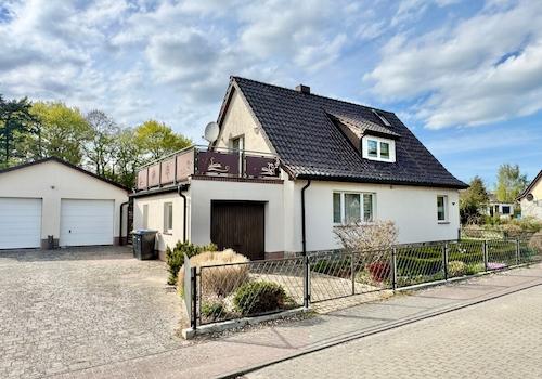 Hausansicht mit Doppelgarage