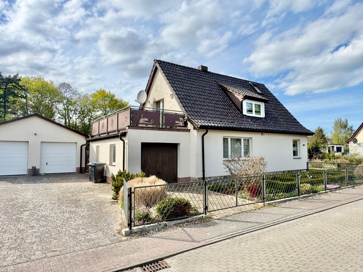 Hausansicht mit Doppelgarage