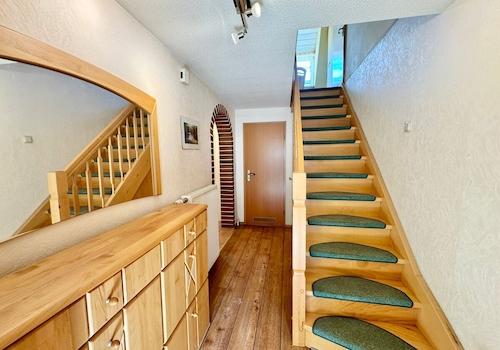 Flur und Treppe zum Dachgeschoss