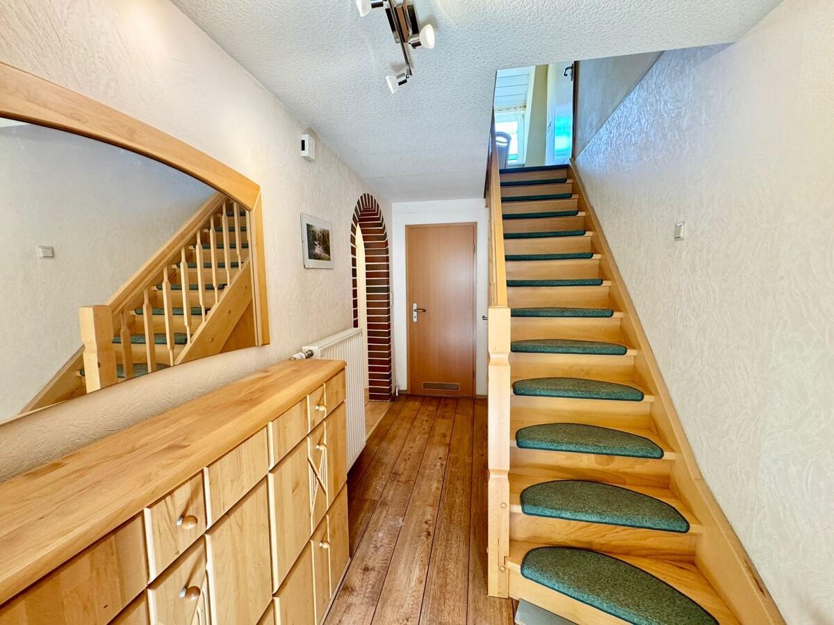 Flur und Treppe zum Dachgeschoss
