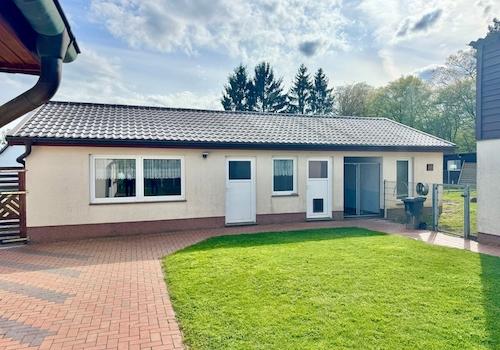 Nebengebäude Doppelgarage mit Hundezwinger